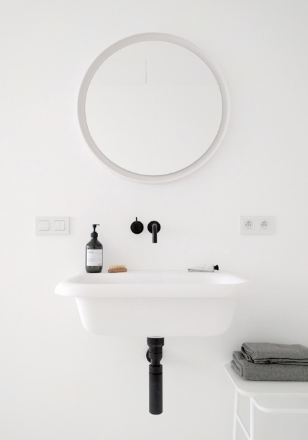 lavabo \'Ottocento\' - materiaal: Cristalplan, wit - kranen Vola - spiegel Memory Ø 70 CM